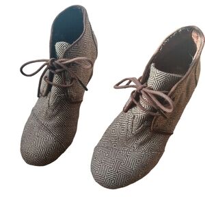 8 Toms brown and cream wedges